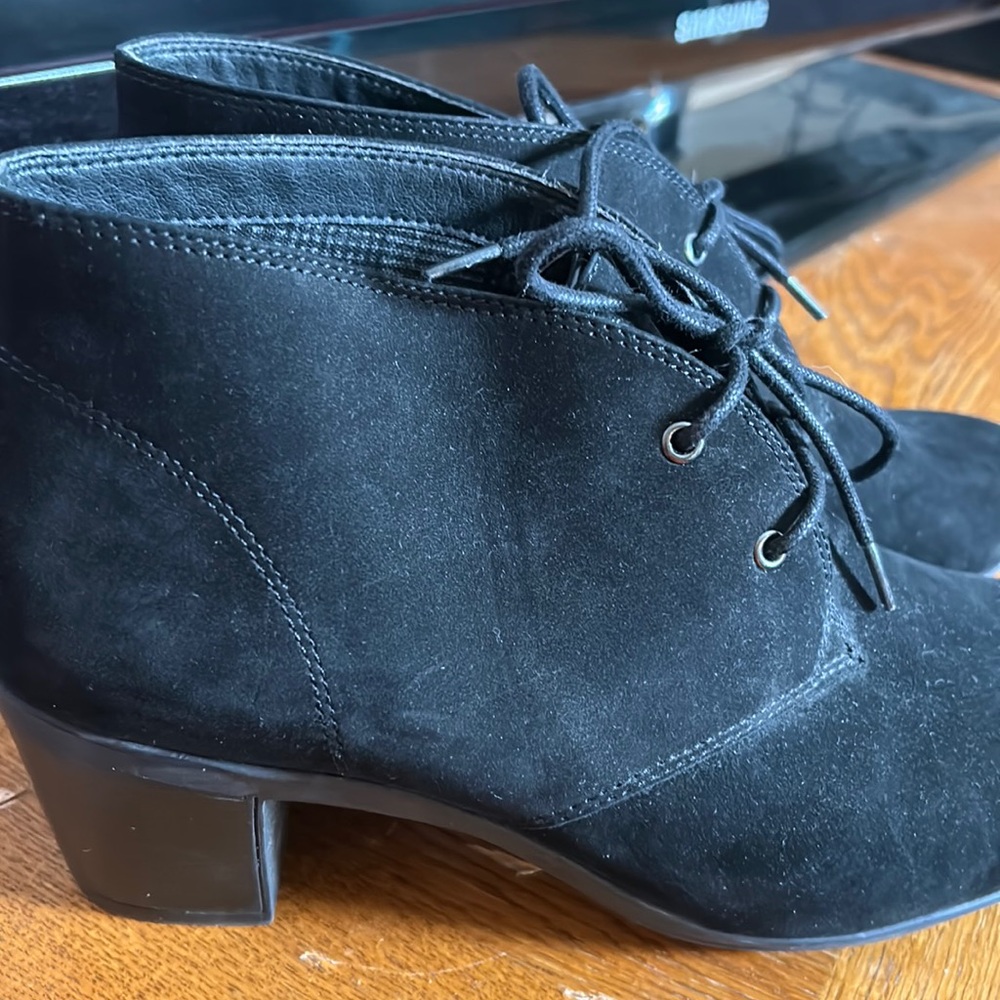 Gorgeous suede Abeo short boots!